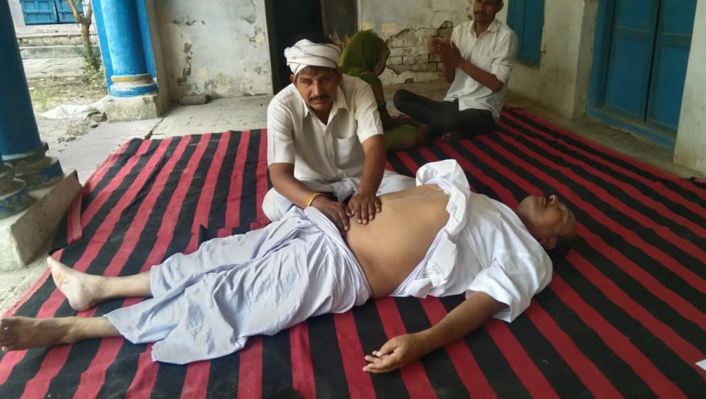 उपचार के दौरान स्वामी प्रवीण और स्वामी ब्रिजेश IMG 20250410 095735/ सड़क समाचार