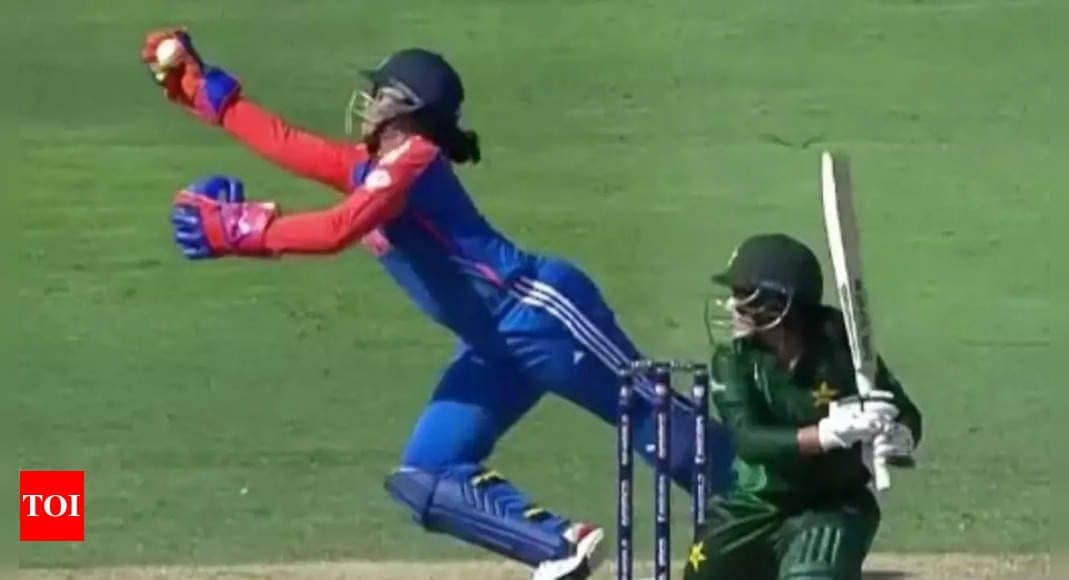 Mad reflexes! Wicket-keeper Richa Ghosh pulls off a one-handed screamer to send Pakistan’s Fatima Sana packing. Watch | Cricket News Mad reflexes! Wicket-keeper Richa Ghosh pulls off a one-handed screamer to send Pakistan’s Fatima Sana packing. Watch | Cricket News