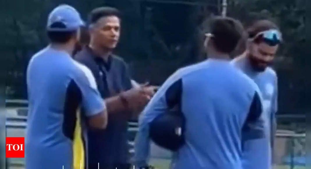 Rahul Dravid reunites with Rohit Sharma and Virat Kohli ahead of first New Zealand Test in Bengaluru. WATCH | Cricket News Rahul Dravid reunites with Rohit Sharma and Virat Kohli ahead of first New Zealand Test in Bengaluru. WATCH | Cricket News