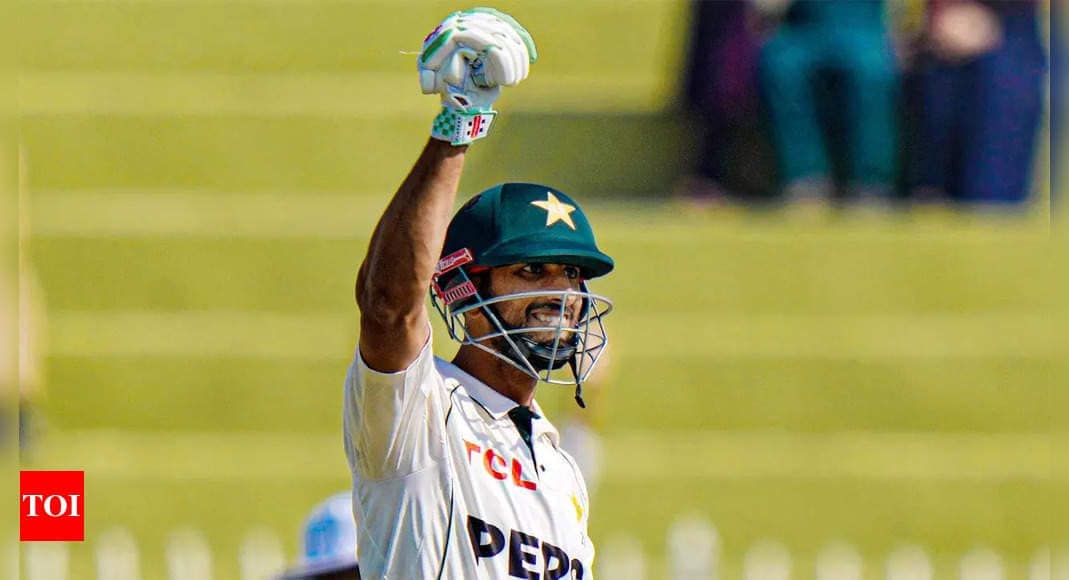 ‘Jeeti hai team aur aap … ‘: Pakistan skipper Shan Masood hits back at journalist | Cricket News ‘Jeeti hai team aur aap … ‘: Pakistan skipper Shan Masood hits back at journalist | Cricket News