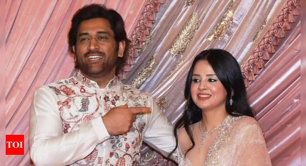 MS Dhoni’s wife Sakshi wins hearts with her humble gesture, video goes viral MS Dhoni’s wife Sakshi wins hearts with her humble gesture, video goes viral