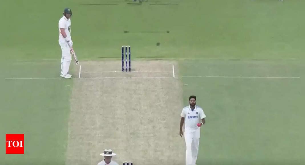 ‘Garden mein ghoom raha hai kya’: Mohammed Siraj vents frustration after security blocking sight screen | Cricket News ‘Garden mein ghoom raha hai kya’: Mohammed Siraj vents frustration after security blocking sight screen | Cricket News