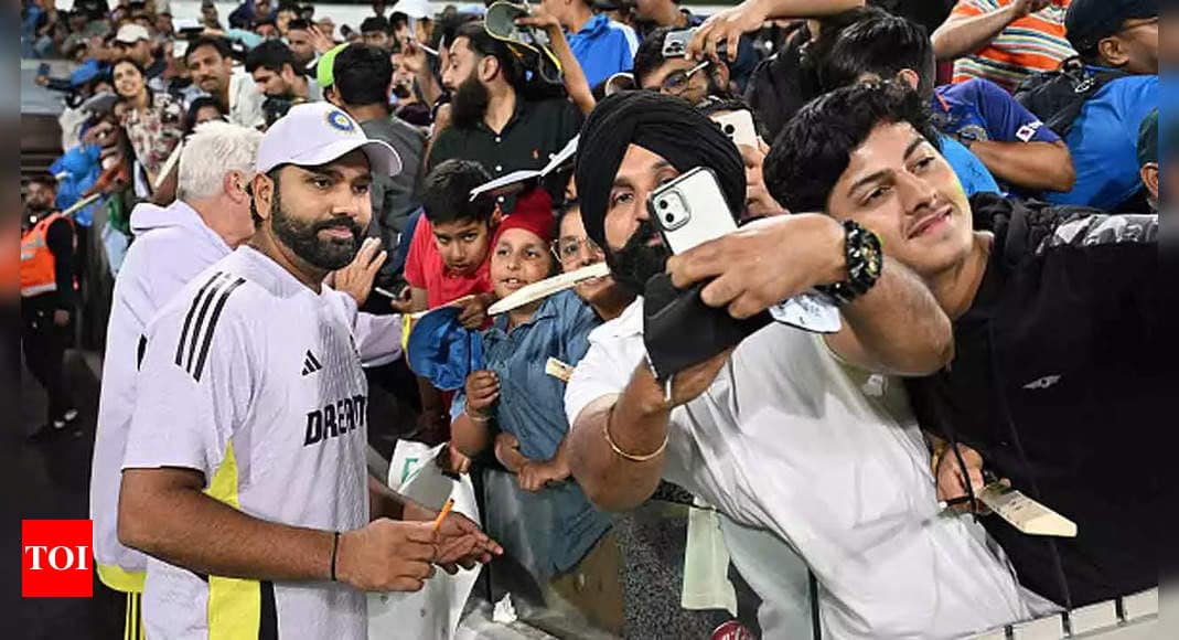 Border-Gavaskar Trophy: ‘Bhai dus saal ho gaye…’: A fan’s plea for an autograph to Rohit Sharma – WATCH | Cricket News Border-Gavaskar Trophy: ‘Bhai dus saal ho gaye…’: A fan’s plea for an autograph to Rohit Sharma – WATCH | Cricket News