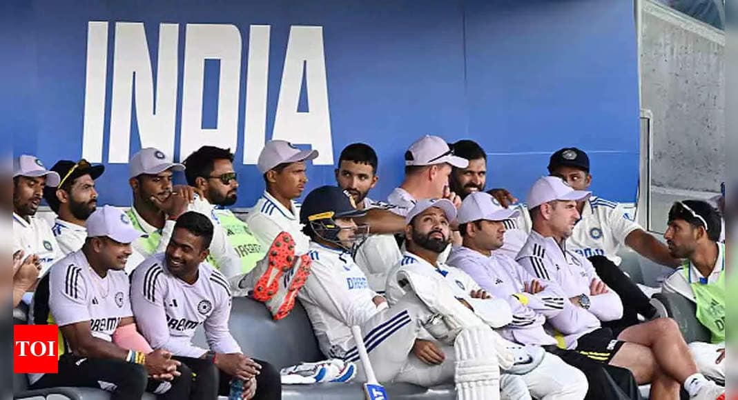 Border-Gavaskar Trophy: ‘Phas gaya woh’, ‘Mogambo lagega’: Banter, jokes and laughter as Team India reaches Adelaide – WATCH | Cricket News Border-Gavaskar Trophy: ‘Phas gaya woh’, ‘Mogambo lagega’: Banter, jokes and laughter as Team India reaches Adelaide – WATCH | Cricket News