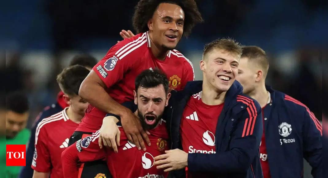 Manchester United edge out Manchester City 2-1 with dramatic late goals | Football News Manchester United edge out Manchester City 2-1 with dramatic late goals | Football News