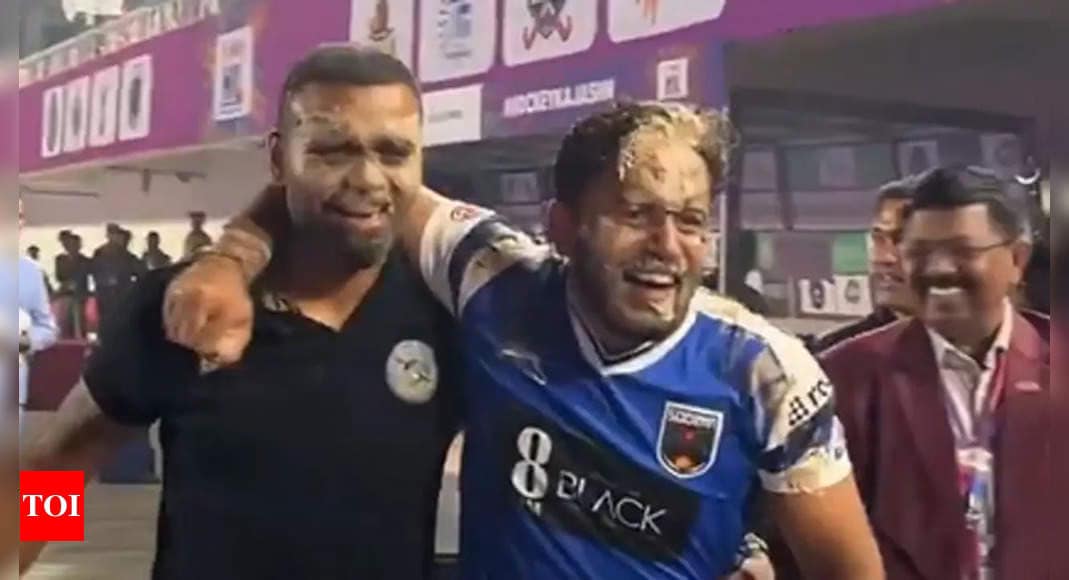 India captain Harmanpreet celebrates birthday with on-field ‘cake-smash’ party – Watch | Hockey News India captain Harmanpreet celebrates birthday with on-field ‘cake-smash’ party – Watch | Hockey News