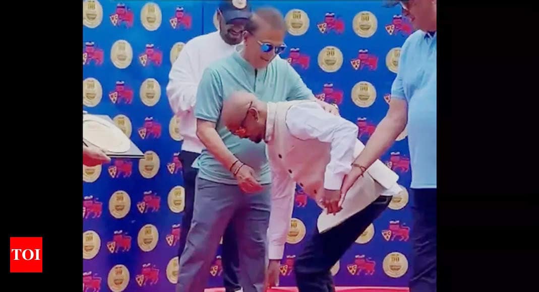 Vinod Kambli struggles to walk, touches Sunil Gavaskar’s feet – WATCH | Cricket News Vinod Kambli struggles to walk, touches Sunil Gavaskar’s feet – WATCH | Cricket News