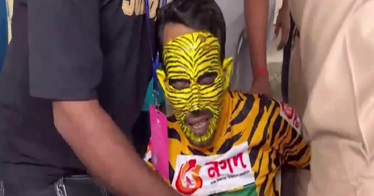 IND vs BAN: भारत का मैच देखने आया था बांग्लादेशी फैन, भीड़ ने किया कुछ ऐसा, मौके पर पहुंची पुलिस IND vs BAN: भारत का मैच देखने आया था बांग्लादेशी फैन, भीड़ ने किया कुछ ऐसा, मौके पर पहुंची पुलिस