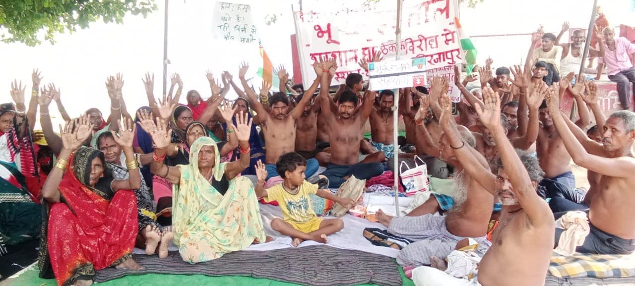 भूख हड़ताल के सातवें दिन अर्धनग्न होकर अनशनकारियों का विरोध प्रदर्शन भूख हड़ताल के सातवें दिन अर्धनग्न होकर अनशनकारियों का विरोध प्रदर्शन