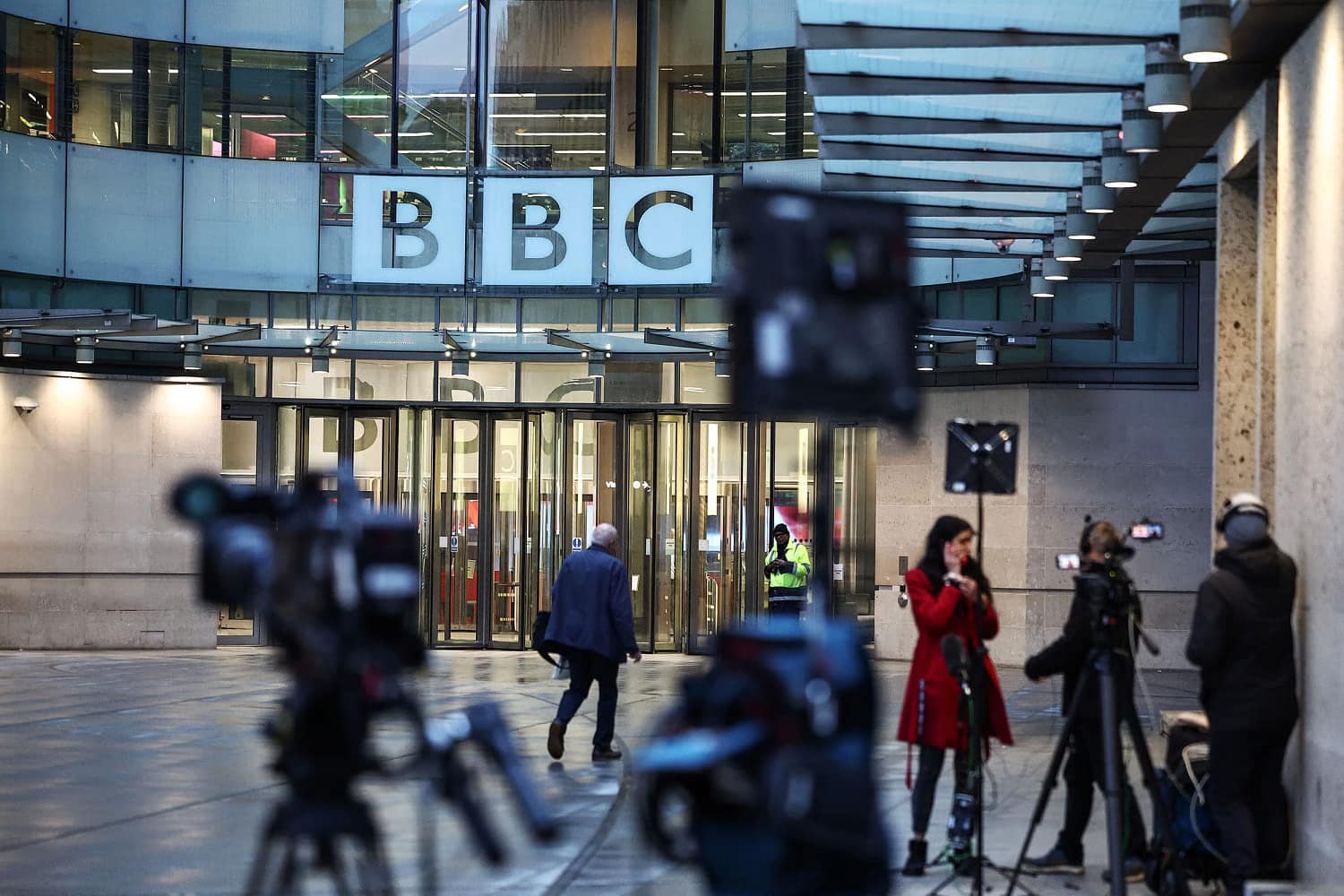 Trump threatens legal action, BBC apologizes for speech edit after top execs quit Trump threatens legal action, BBC apologizes for speech edit after top execs quit