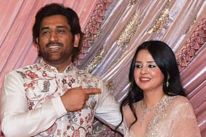 MS Dhoni’s wife Sakshi wins hearts with her humble gesture, video goes viral MS Dhoni’s wife Sakshi wins hearts with her humble gesture, video goes viral