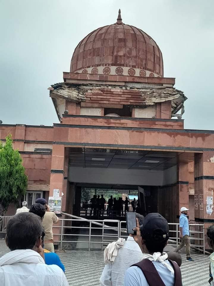 बलिया रेलवे स्टेशन: विकास के नाम पर भ्रष्टाचार का खुलासा बलिया रेलवे स्टेशन: विकास के नाम पर भ्रष्टाचार का खुलासा