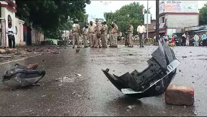 काशी विद्यापीठ गेट के समीप पथराव, फूल विक्रेताओं से विवाद के बाद उग्र हुए छात्र, कई घायल, वाहन तोड़े काशी विद्यापीठ गेट के समीप पथराव, फूल विक्रेताओं से विवाद के बाद उग्र हुए छात्र, कई घायल, वाहन तोड़े